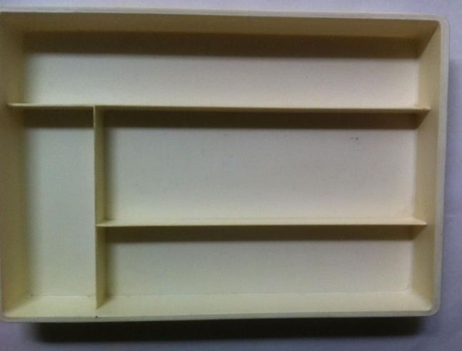 Продам боксы и лоток для столовых принадлежностей.