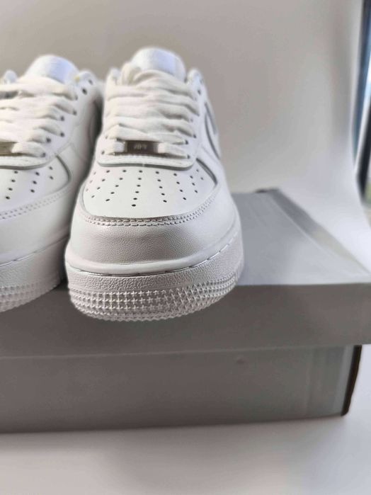 Damskie białe trampki Nike, rozmiar 39