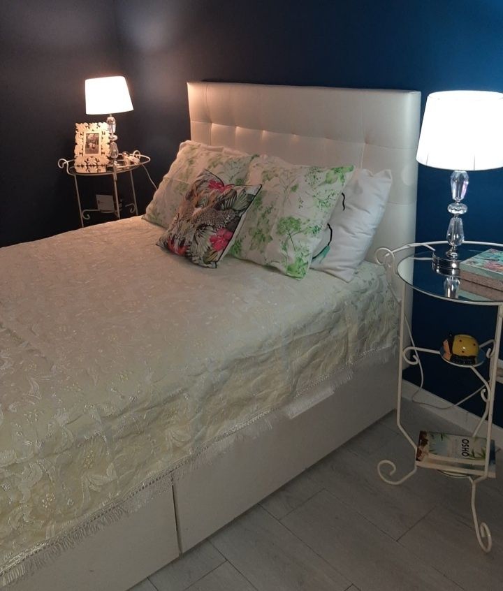 Cama de casal com arrumaçã, inclui estrado e cabeceira