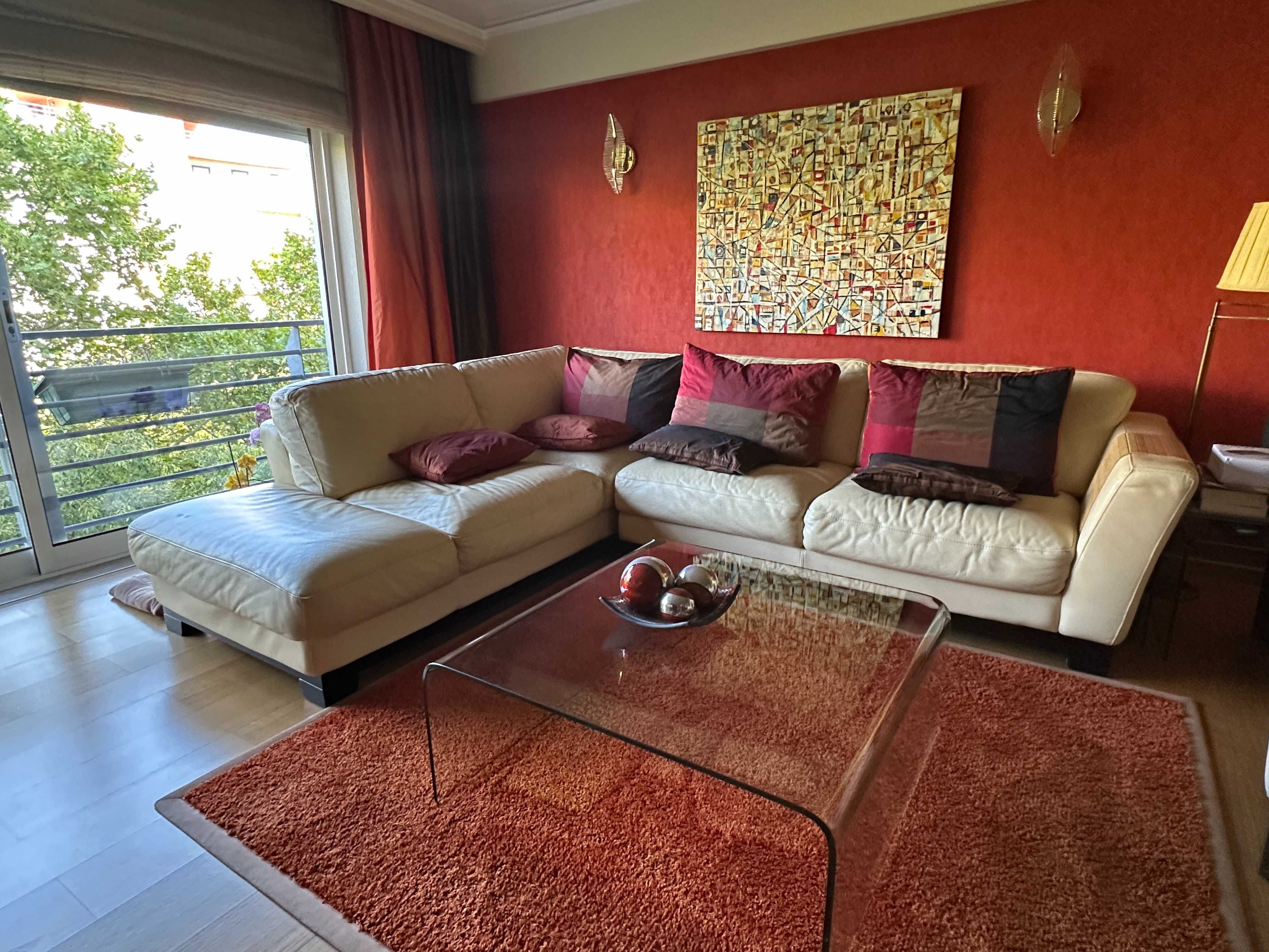 Sofá beje em pele com chaise lunge (3mx2,40mx1.05m)