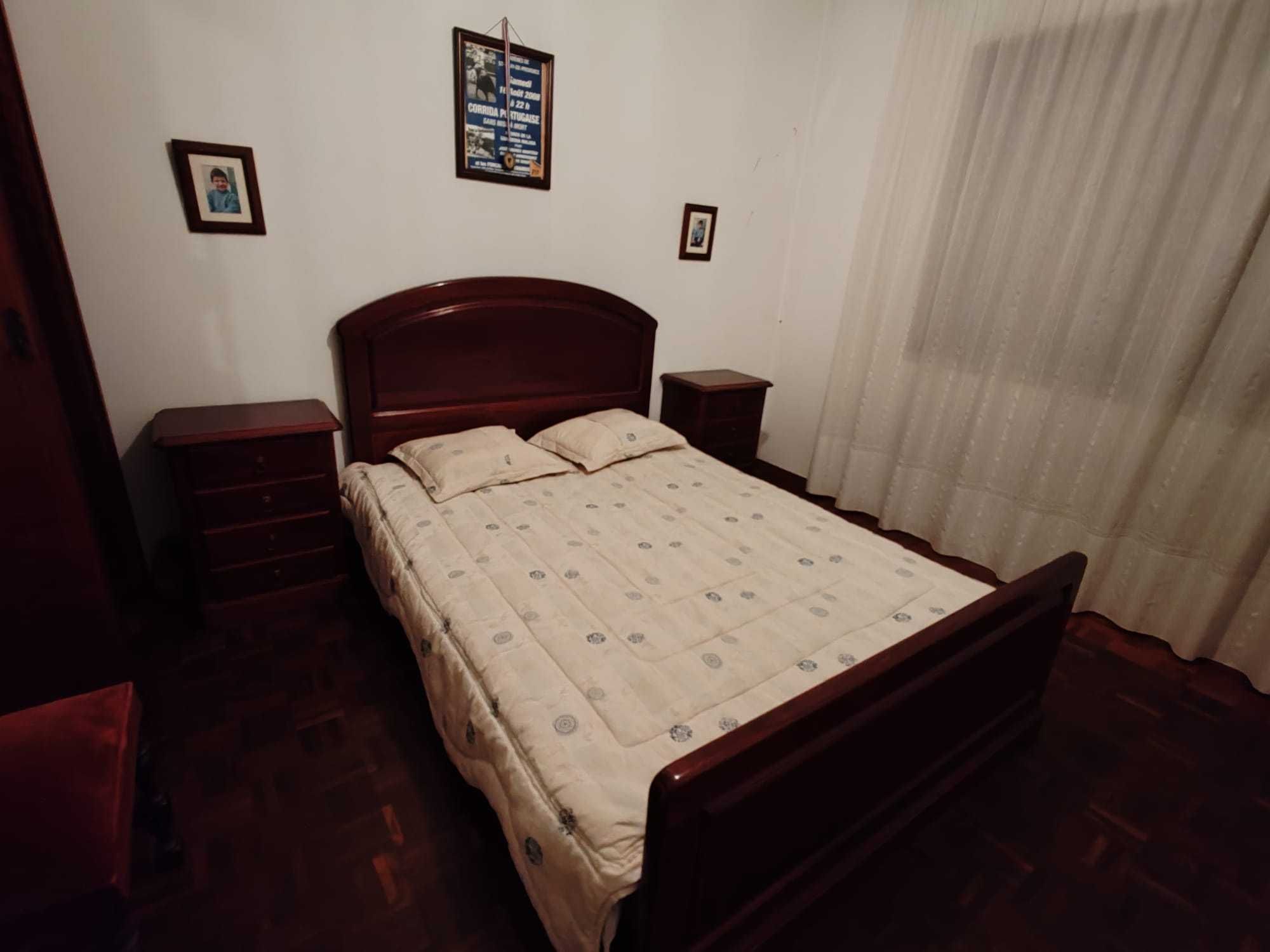 Cama casal e duas mesas cabeceira