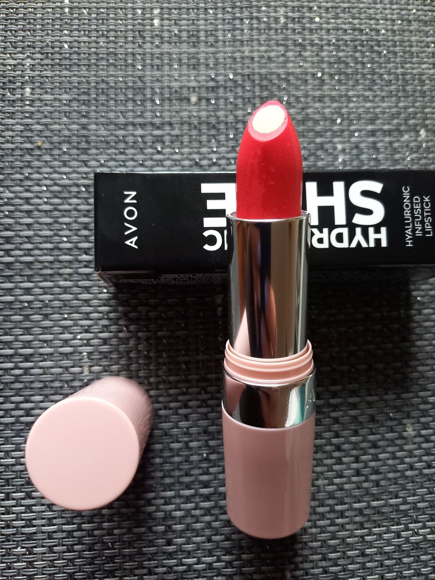 Lśniąca szminka z kwasem hialuronowym Hydramatic Shine Hot  Pink  Avon