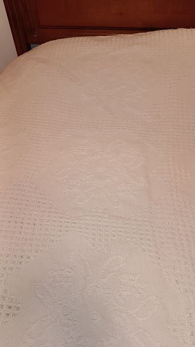 Colcha antiga em lã trabalhada 2,27x1,87m