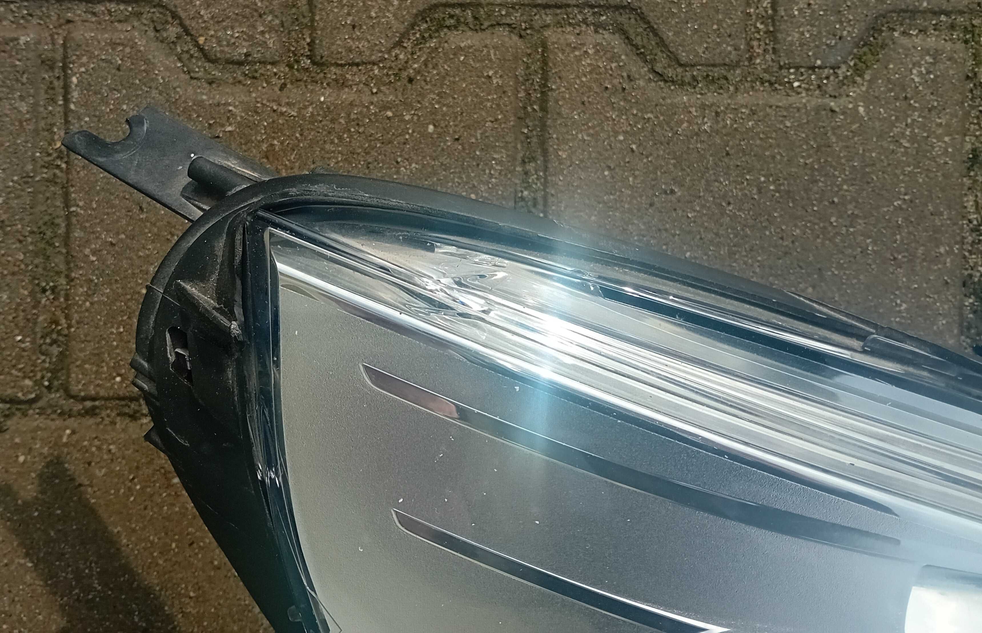 Renault Clio IV reflektor, lampa prawy przód.