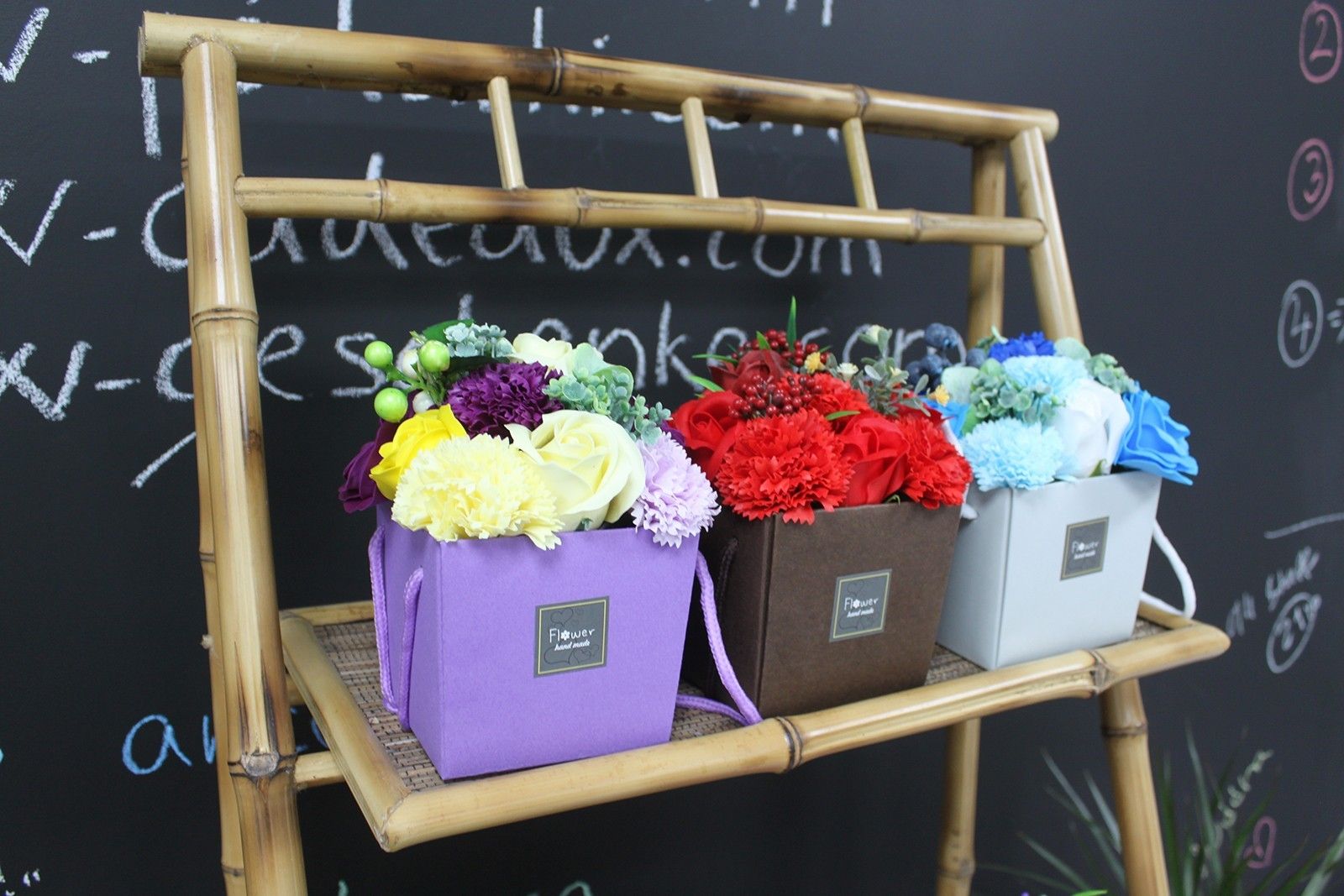 Flowerbox Mydlany Bukiet Kwiatowy Czerwone Róże i Goździki Walentynki