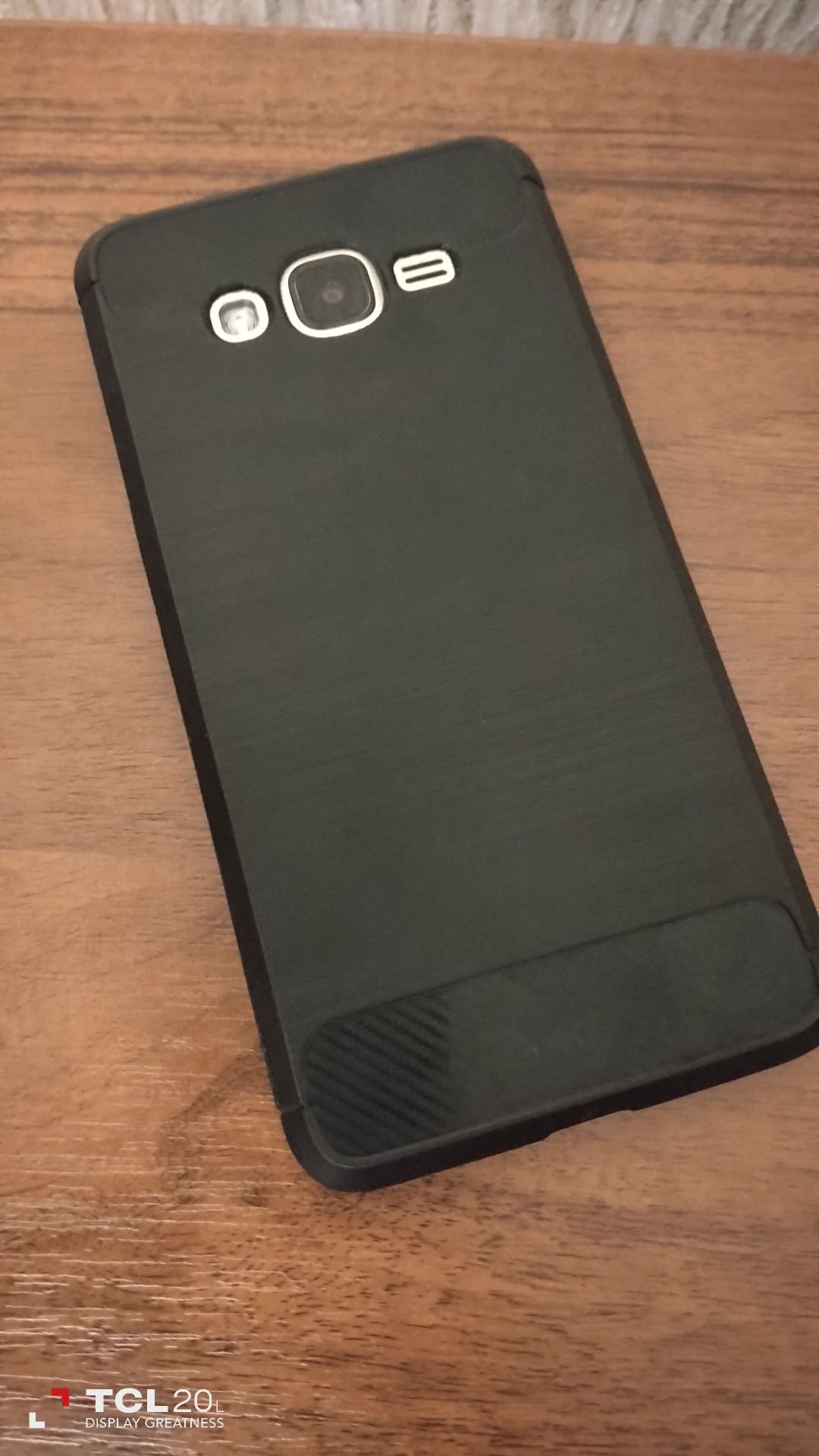 Смартфон Samsung Galaxy J7 neo та Samsung Galaxy J2 prime