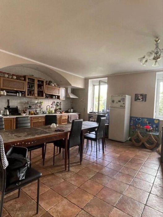 Продам 5-кімнатний будинок у центрі Дніпра з гаражем і ділянкою