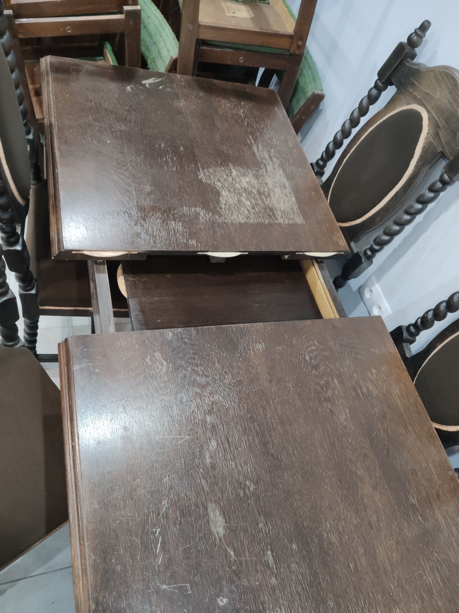 Rozkładany stół dębowy i krzesła