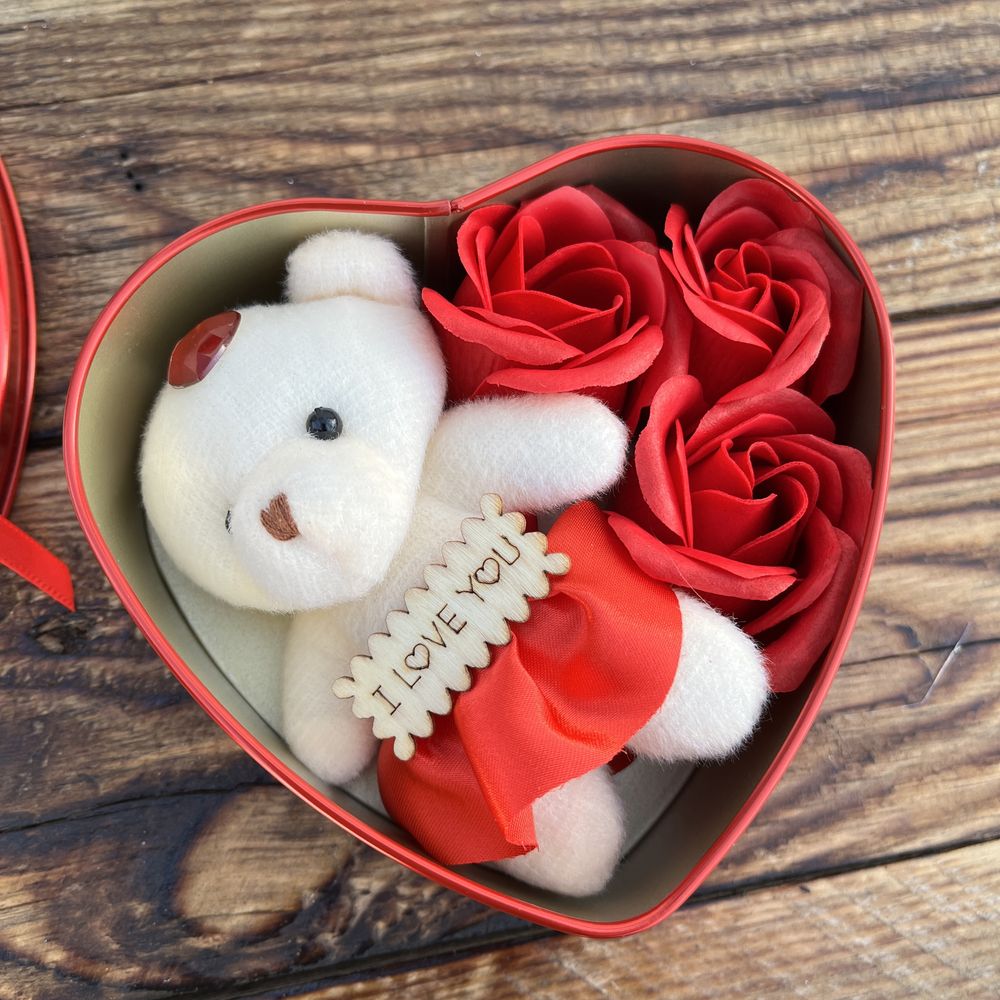 Набор розы из мыла в коробке с мишкой подарок