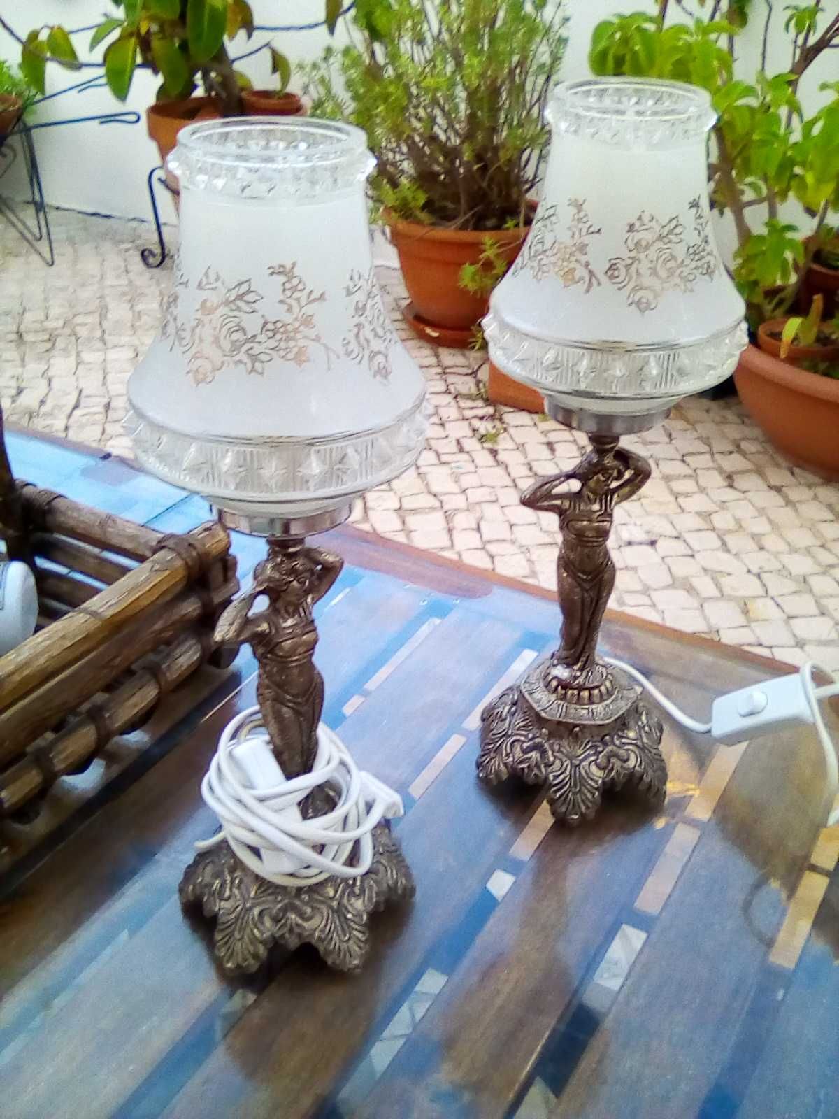 Dois pequenos candeeiros de mesa