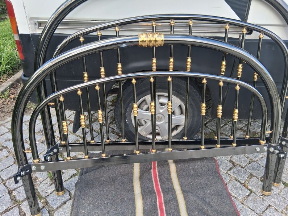 Cama casal em ferro.