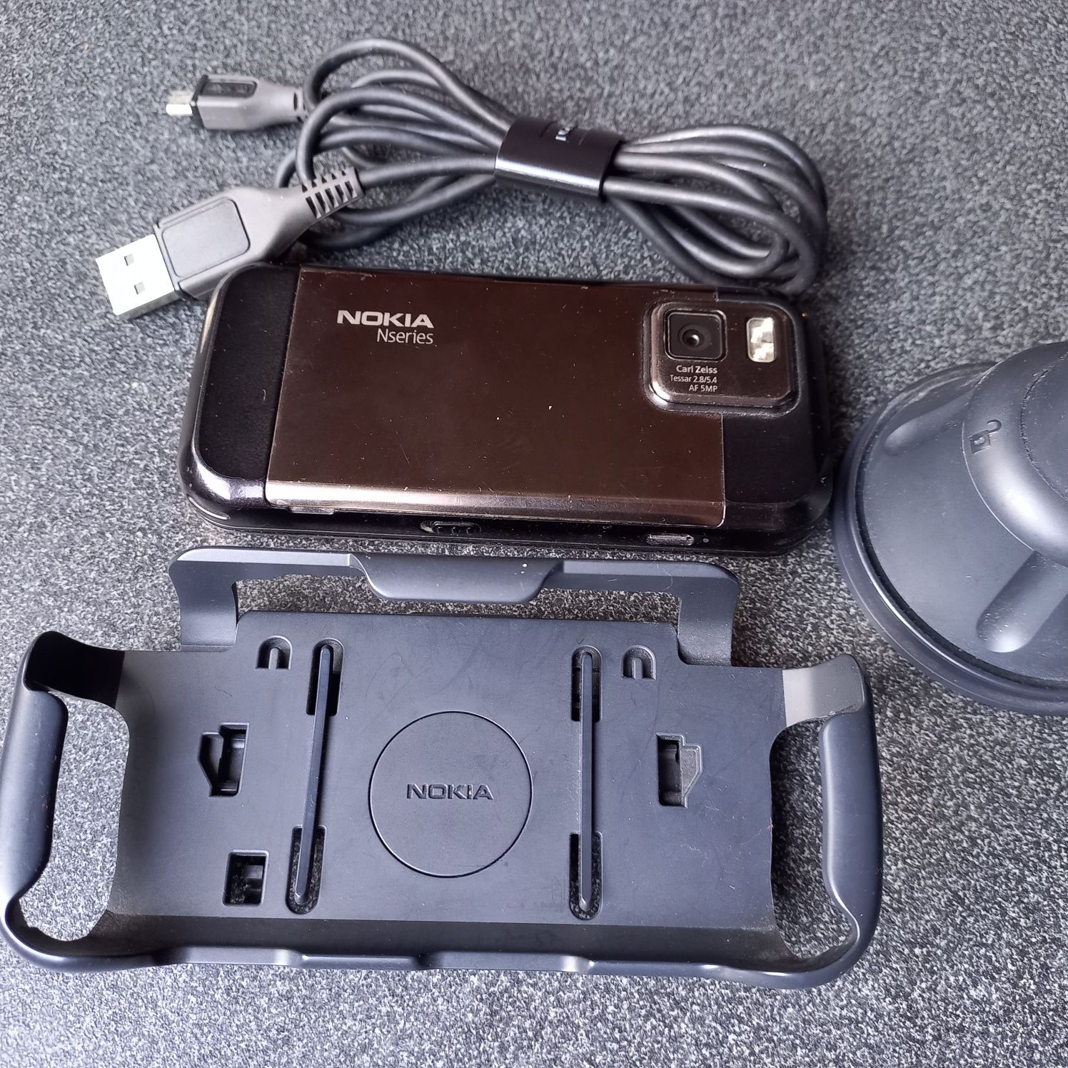Nokia N97 mini z oryginalnym uchwytem i kablem.