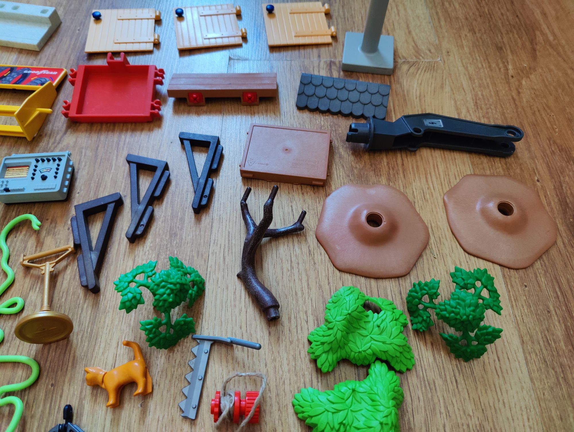 Playmobil - elementy, stoliki, krzesełka, rośliny, mechanik