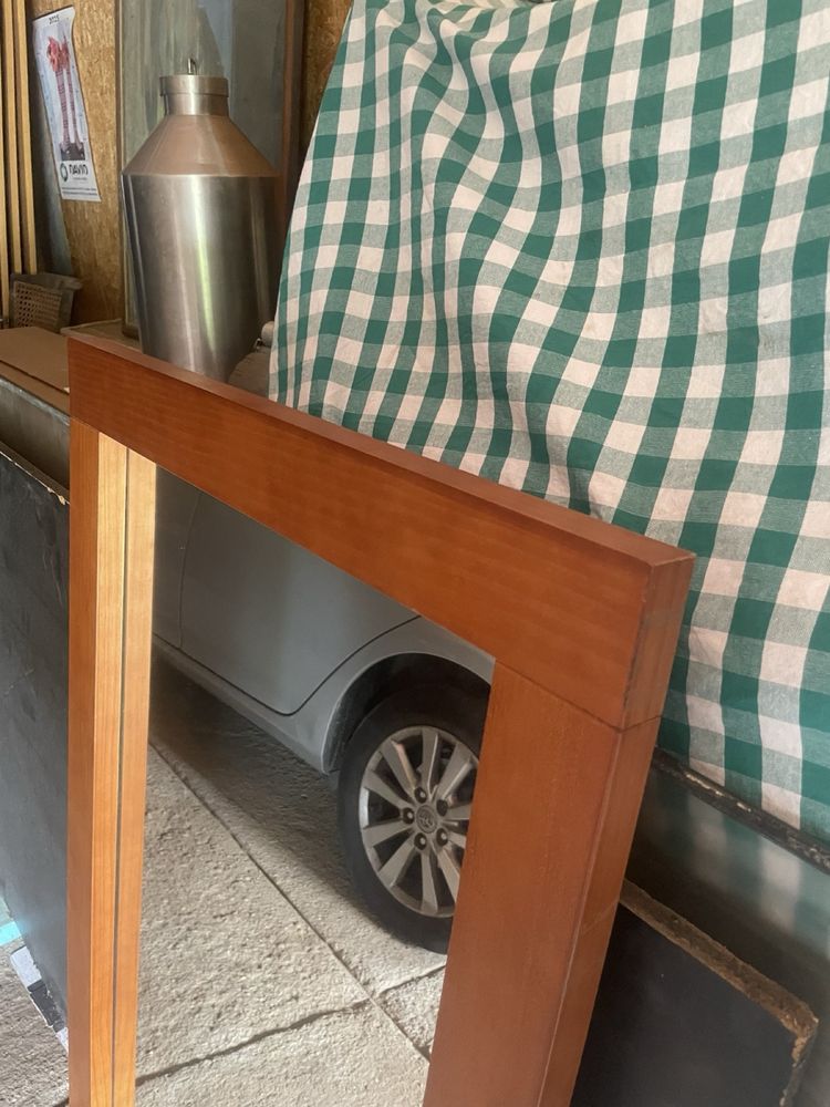 Eselho com moldura em madeira