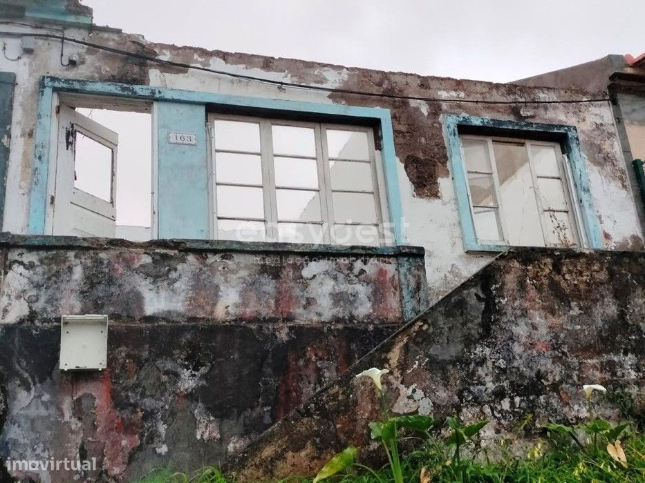 Moradia em zona tranquila na Estrada 25 Abril, Praia da Vitória