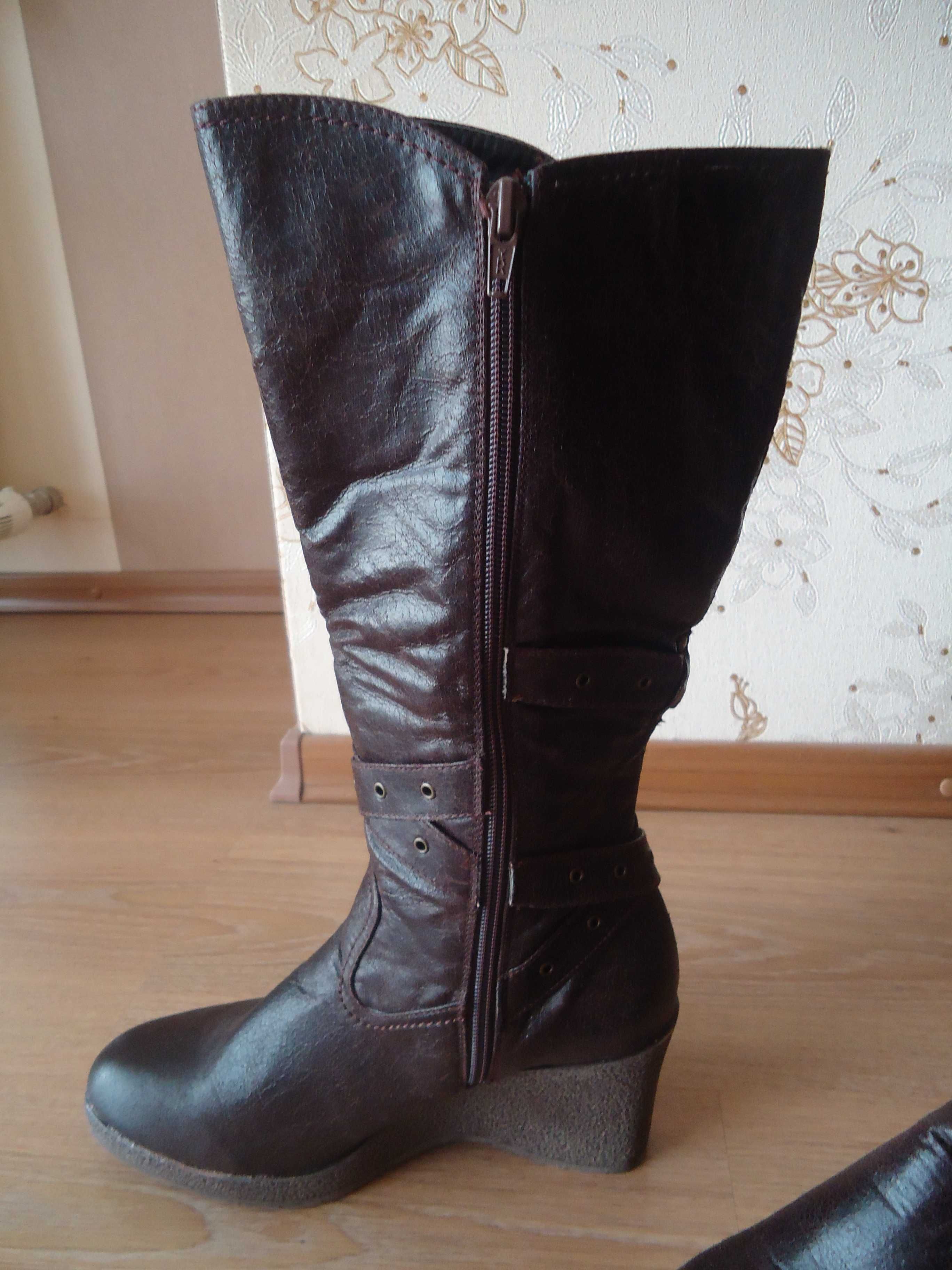 Женские новые кожаные фирменные демисезонные сапоги, стелька 24,5 см.
