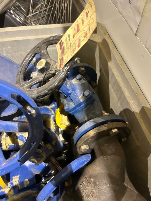 Zestaw armatury przemysłowej – zawory, kompensatory, regulator DUNGS