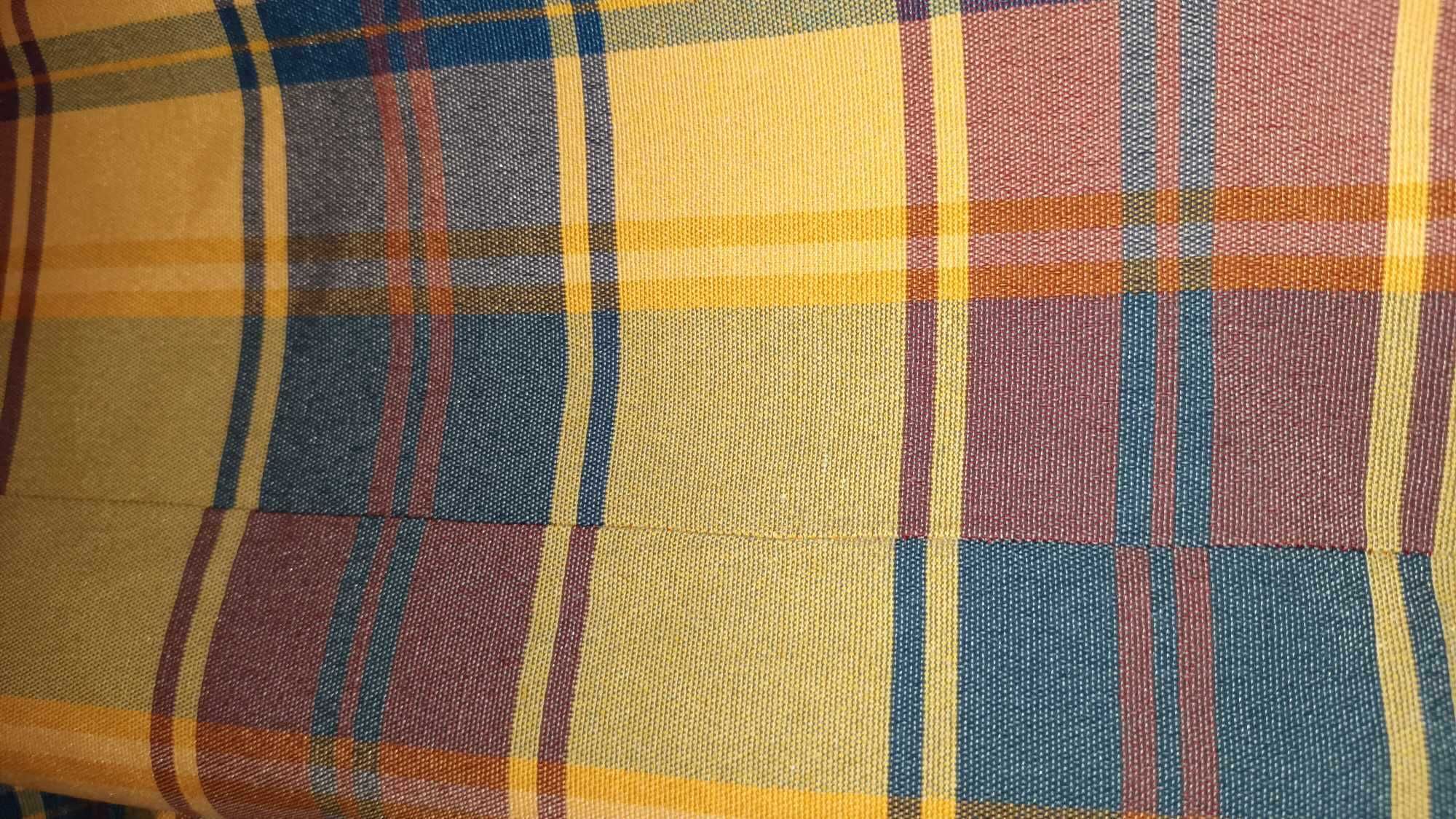 2 cortinados, 2 almofadas e toalha