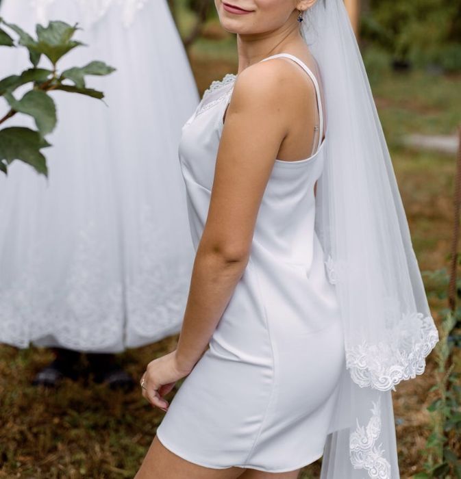 Біла сукня