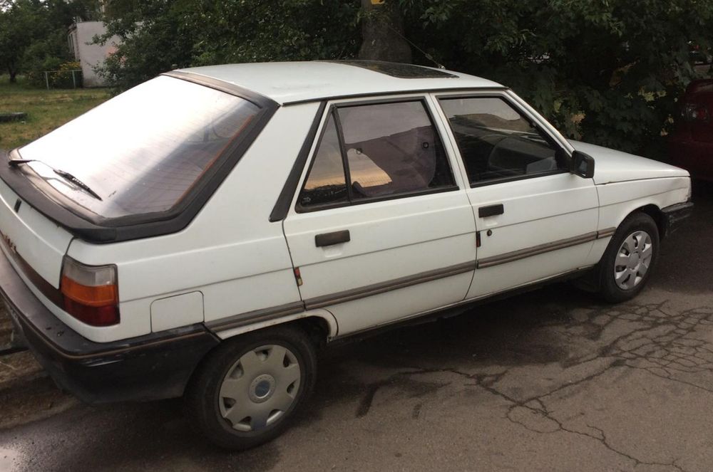 Продам    радіатор та корпус пески Рено 11