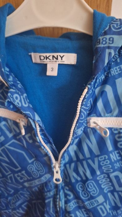 Corta vento de menino DKNY (3 anos]