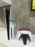 PlayStation5 z dwoma padami.