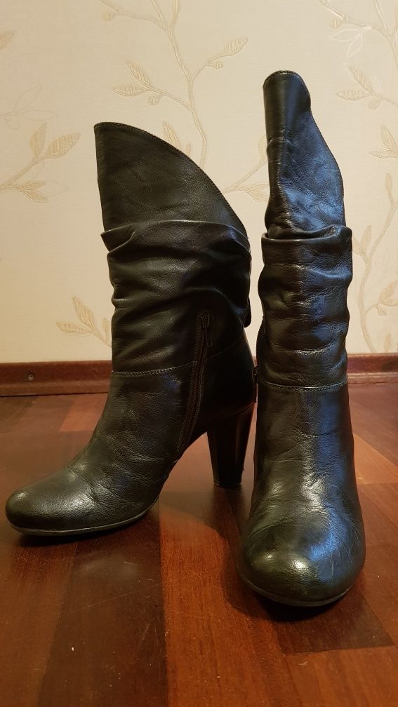 zielone skórzane botki na obcasie