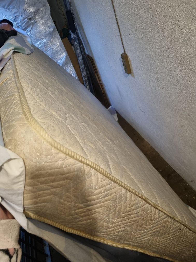 Cama de casal com colchão