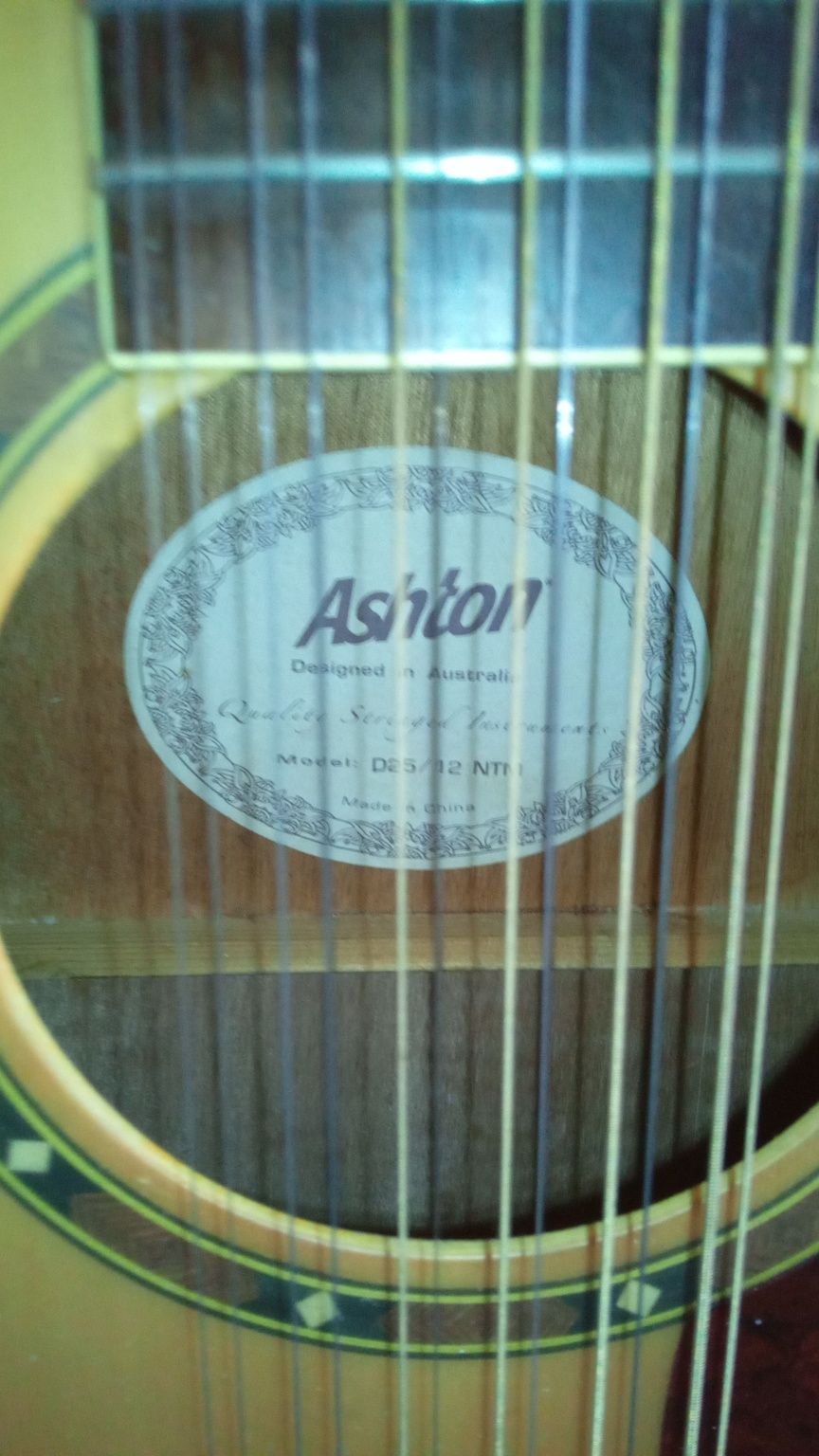 Guitarra de 12 cordas Ashton.