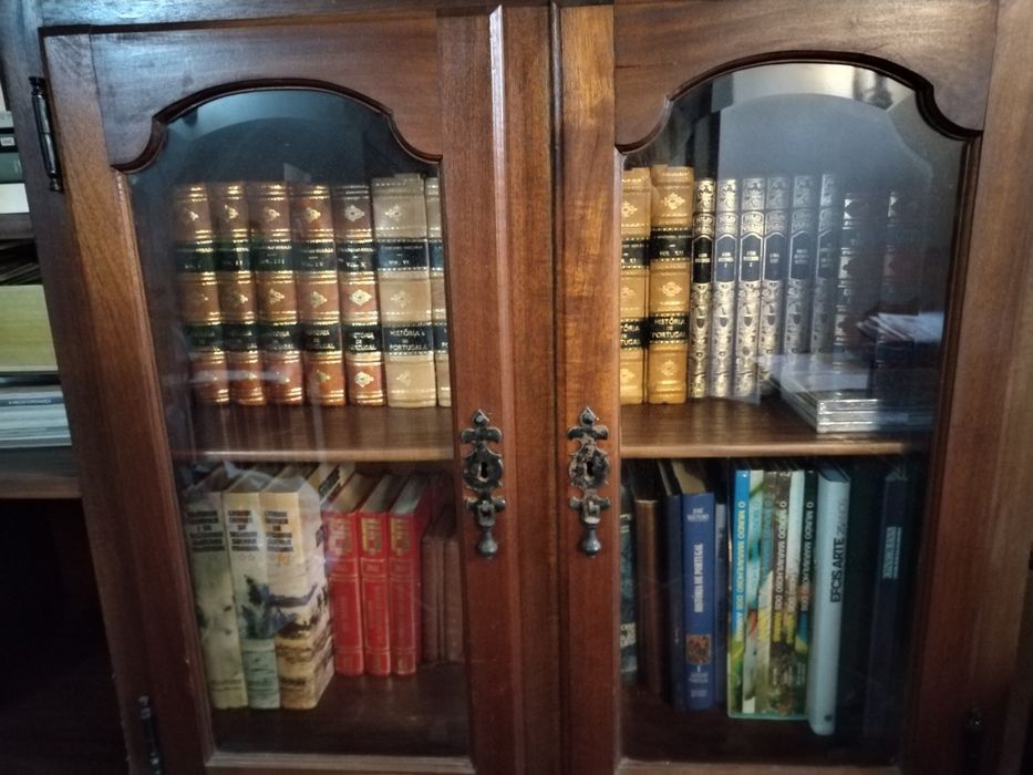 Móvel cristaleira castanho médio