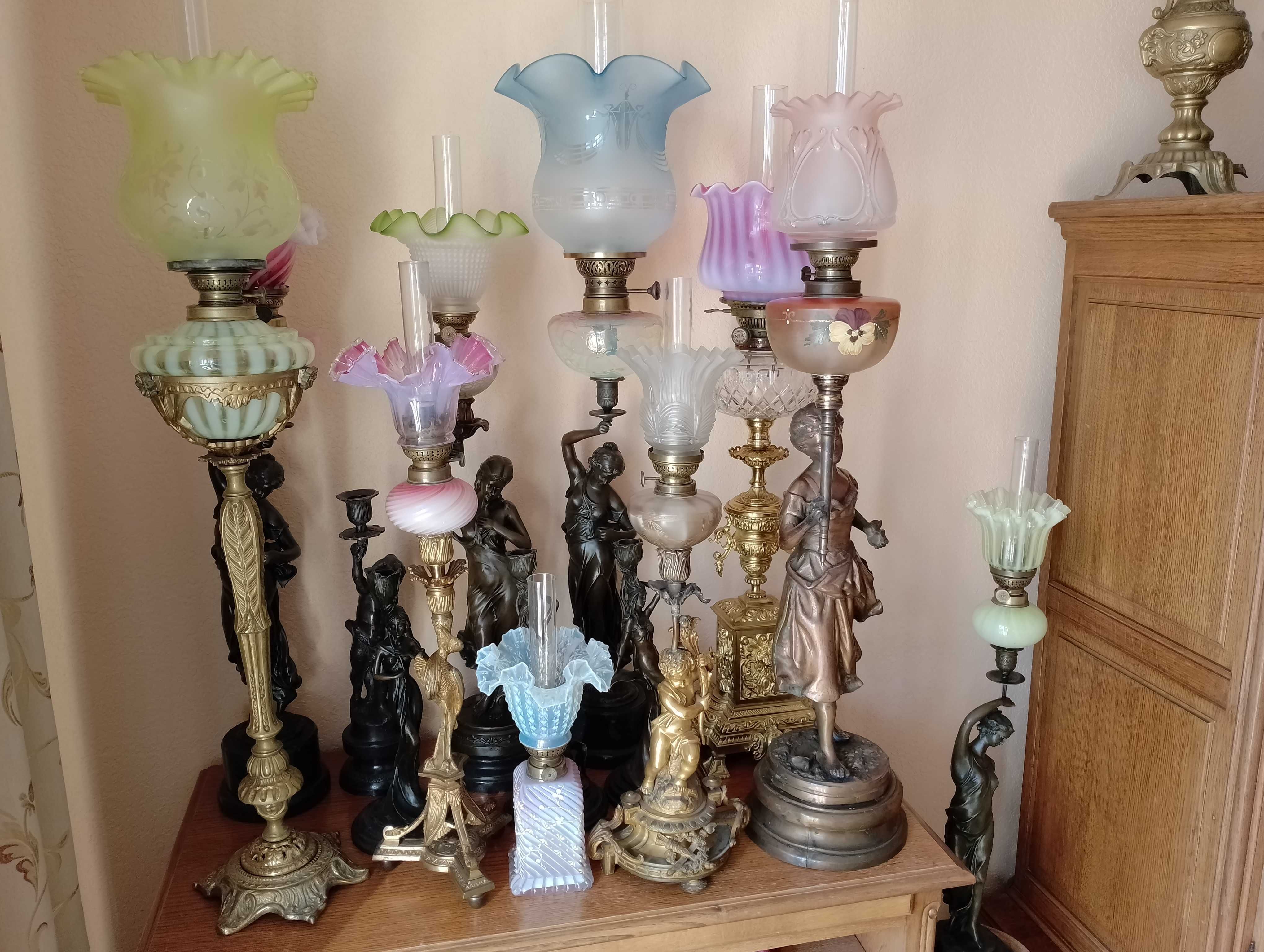 Piękna figuralna lampa naftowa z brązu.