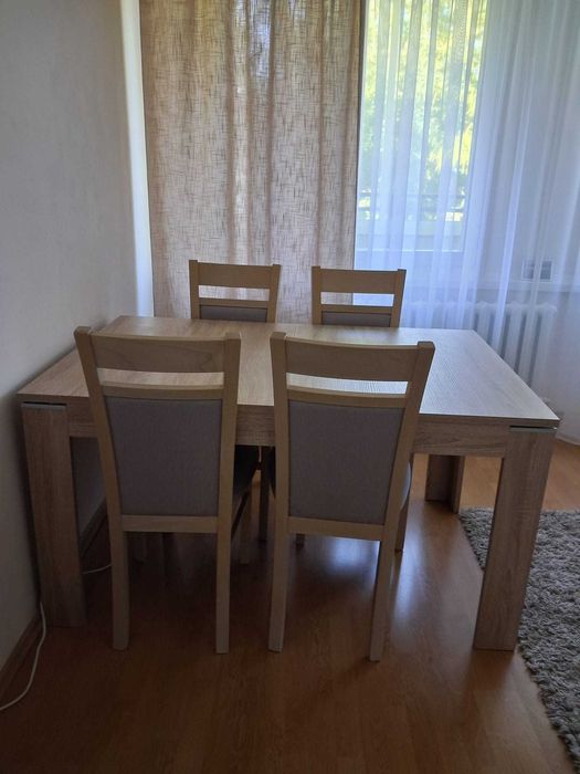 Rozkładany stół z krzesłami
