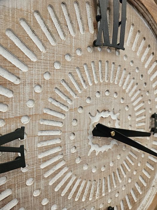 Przecierany okrągły zegar W kwadratowej ramce