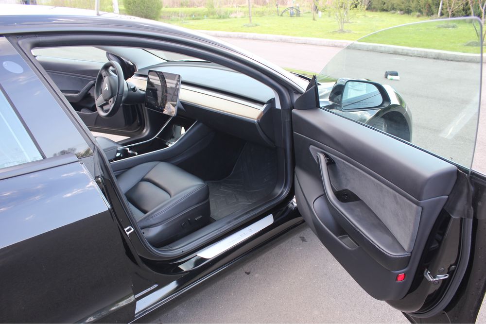 Tesla Model 3 SR+