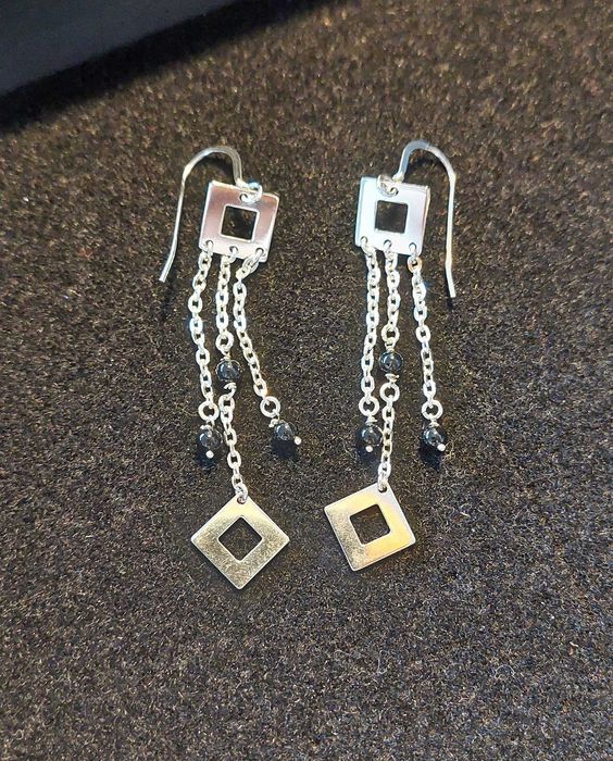 Brincos com pedras pretas
