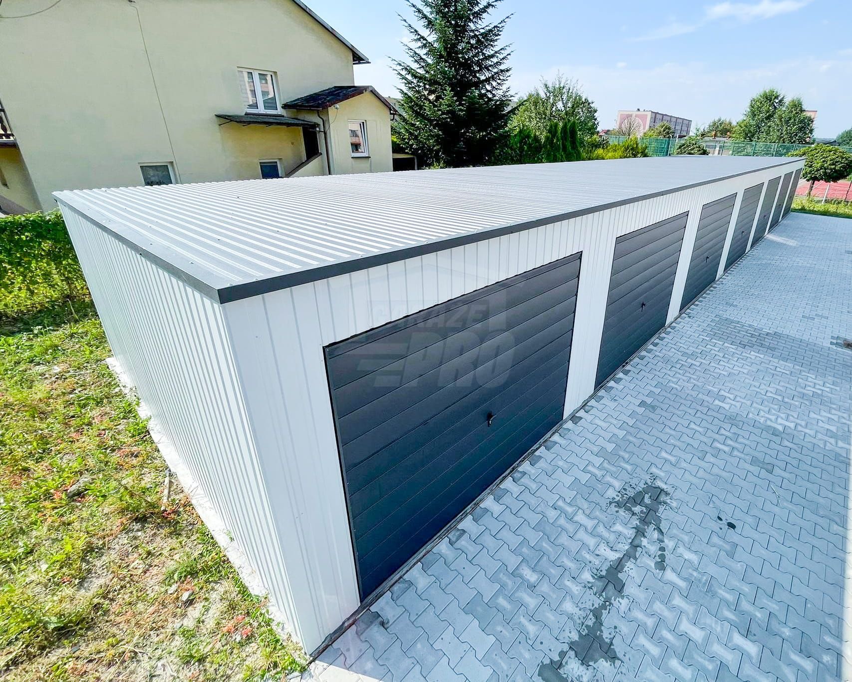 Rząd garaży 28x5,5m - 7x bramy uchylne dach spad w tył  GP489