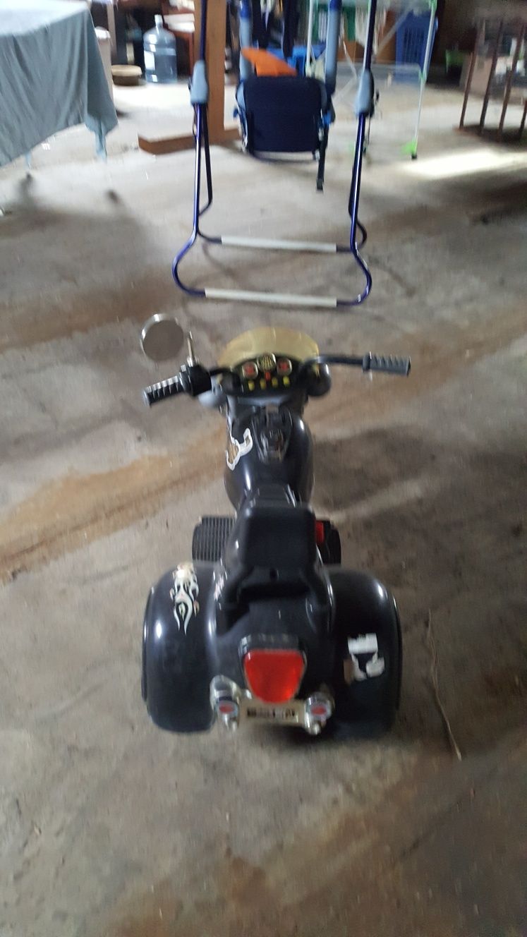 Motorek zabawka elektryczny