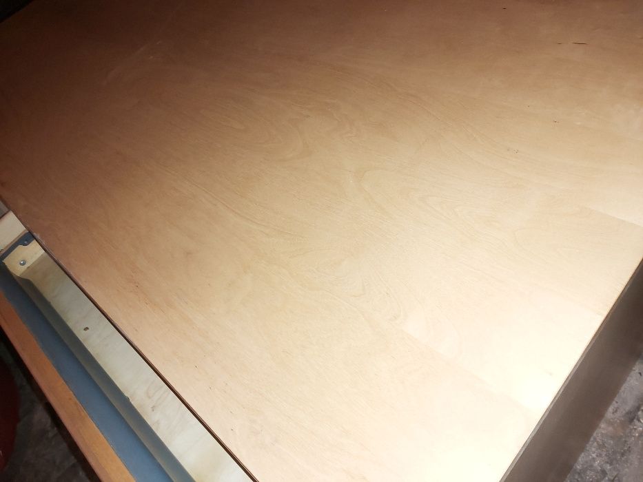 duże drewniane biurko