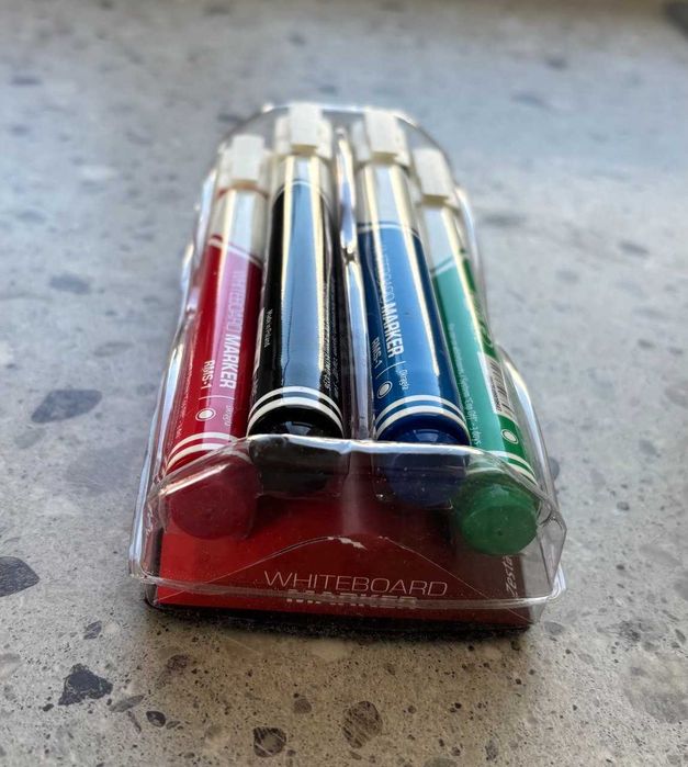 Markery flamastry do białej tablicy 4 szt. i gąbka z magnesem