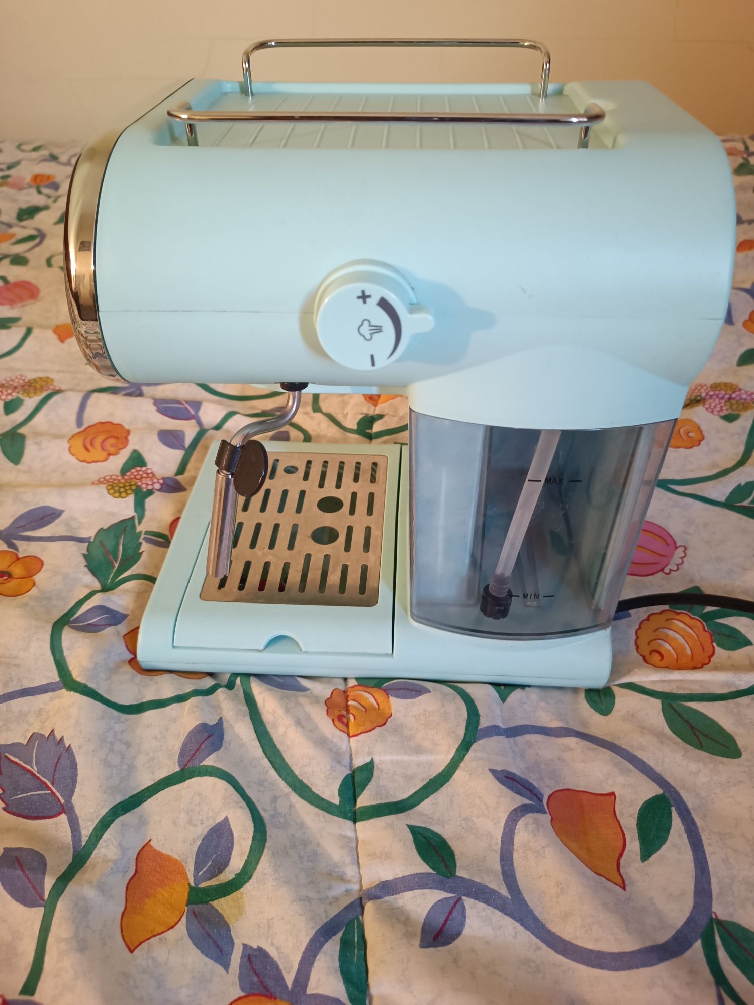 Máquina de café e panela de ferro fundido