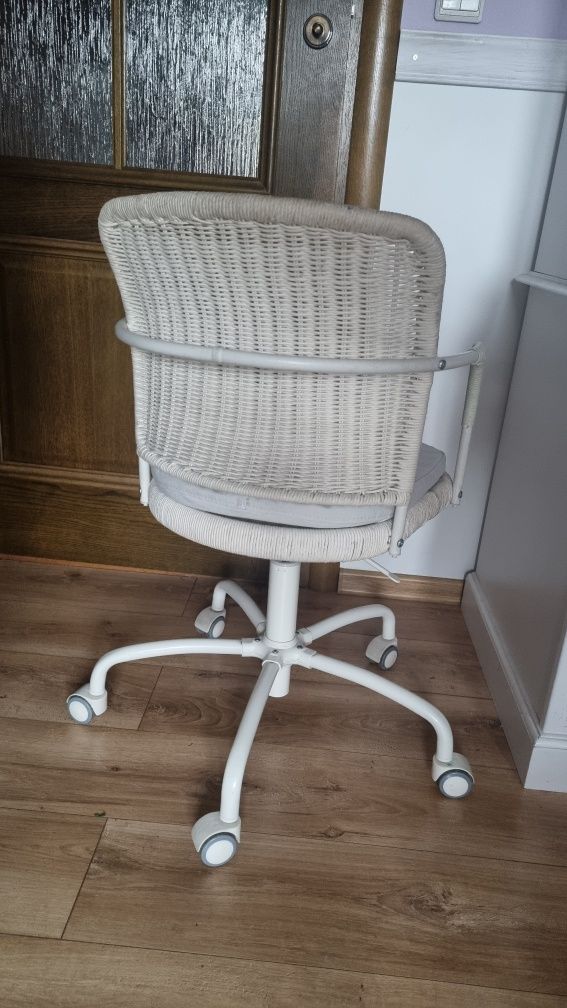 Krzesło białe Ikea / krzesło z oparciem na kółkach