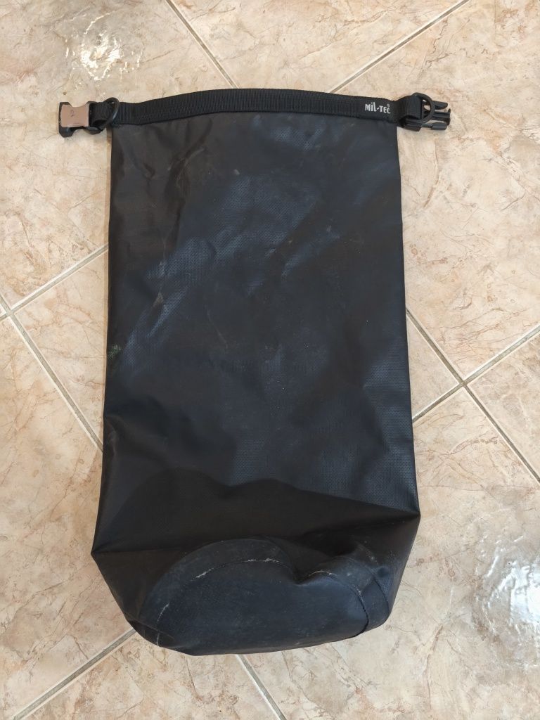 2 Sacos estanque de 15L  e 1 de 50L
Tamanho 42.
Nunca foram