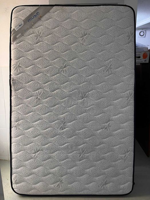 Cama antiga de ferro