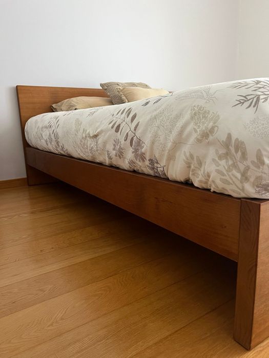 Vendo cama de casal (inclui estrado) de 160cm x 200cm.