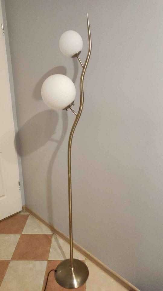 Sprzedam lampę stojącą – nowoczesny design!