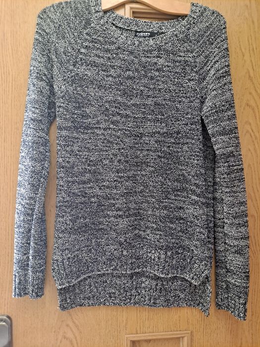 Sweter młodzieżowy  dłuższy z tyłu.