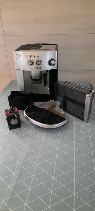 Máquina café delonghi magnífica