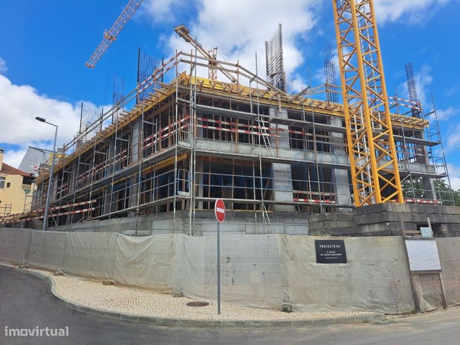 T1 Novo com varanda e garagem bem localizado em Leiria