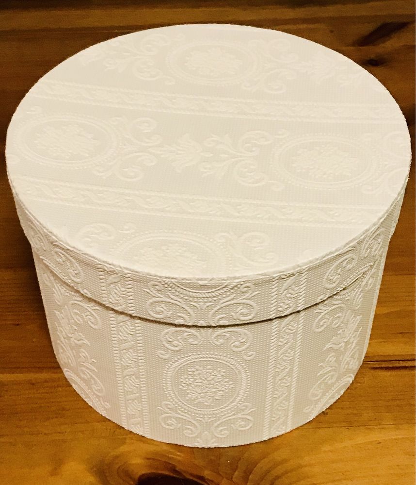 Pudełko kartonowe tłoczone okrągłe ornament białe M