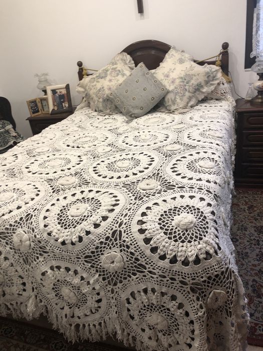 Colcha em renda de cama de casal